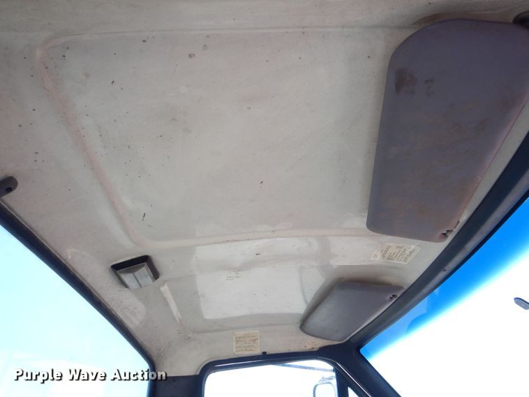 image for item DS8153 1998 Ford F800  truck cab and chassis