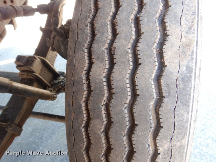 image for item DS8153 1998 Ford F800  truck cab and chassis