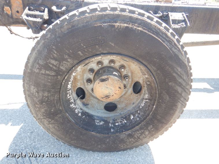 image for item DS8153 1998 Ford F800  truck cab and chassis