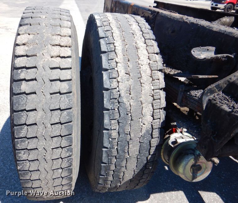 image for item DS8153 1998 Ford F800  truck cab and chassis