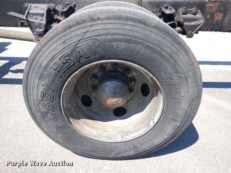 image for item DS8153 1998 Ford F800  truck cab and chassis