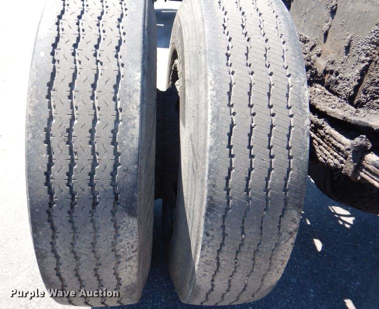 image for item DS8153 1998 Ford F800  truck cab and chassis