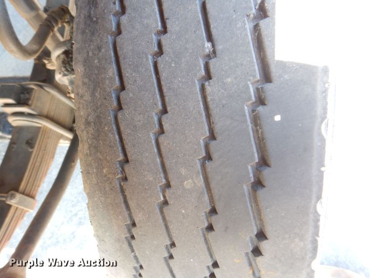 image for item DS8153 1998 Ford F800  truck cab and chassis