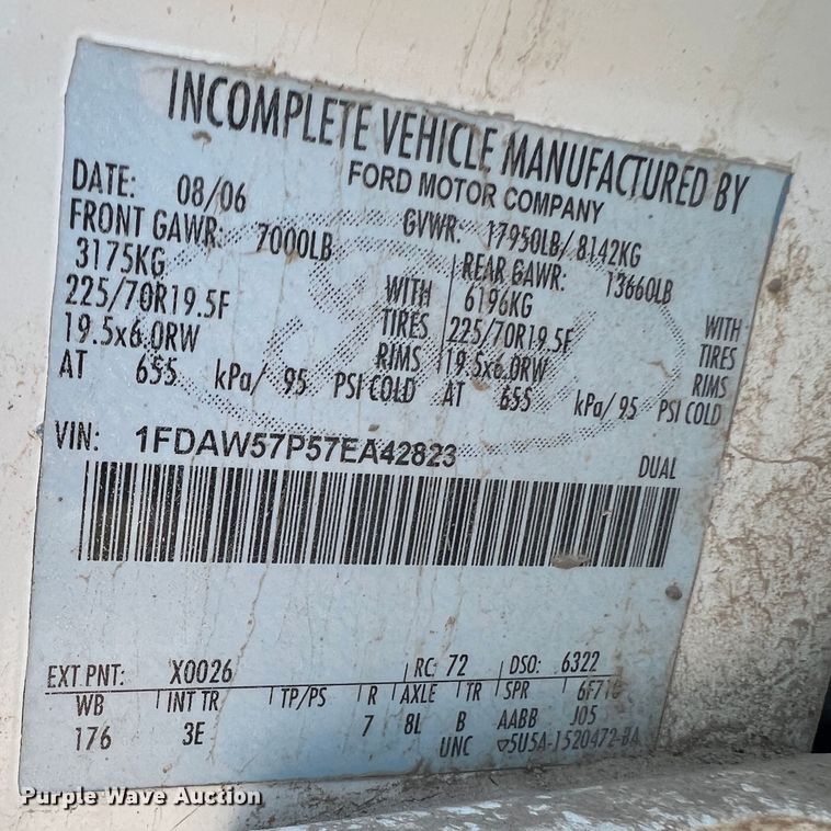 image for item DS8464 2007 Ford F550  Crew Cab utility / service truck