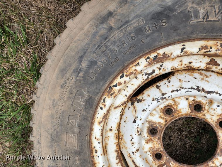 image for item JA9989 (24) tires