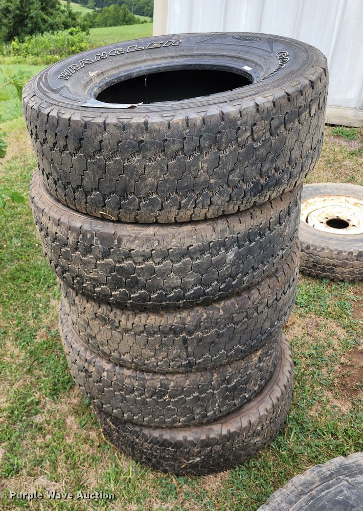 image for item JA9989 (24) tires