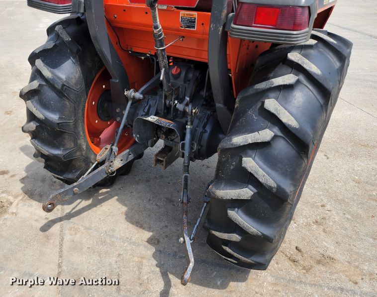 image for item JB9023 Kubota L3300 GST  MFWD tractor