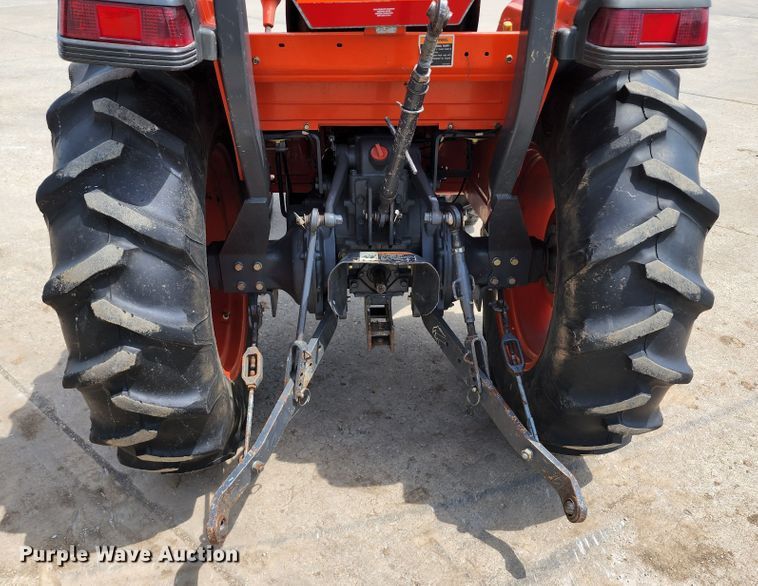 image for item JB9023 Kubota L3300 GST  MFWD tractor