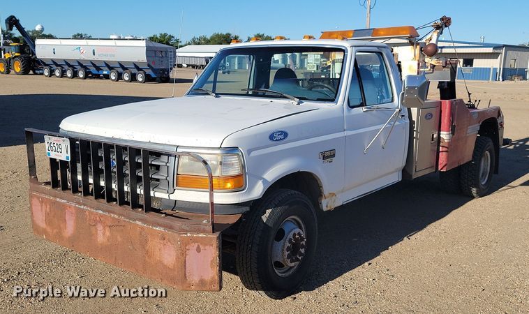 image for item JC9720 1997 Ford F450 Super Duty XLT  tow truck