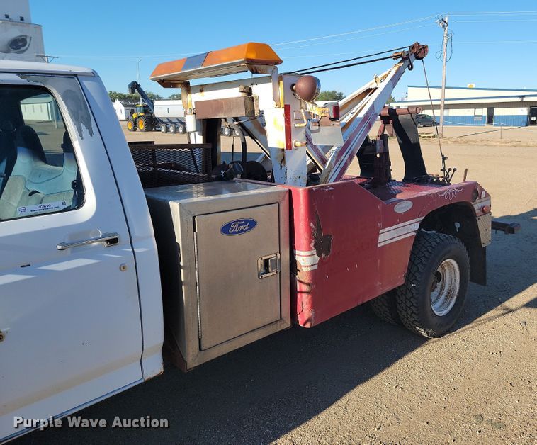 image for item JC9720 1997 Ford F450 Super Duty XLT  tow truck