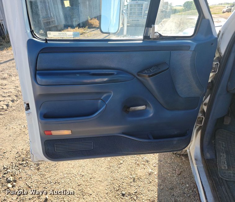 image for item JC9720 1997 Ford F450 Super Duty XLT  tow truck