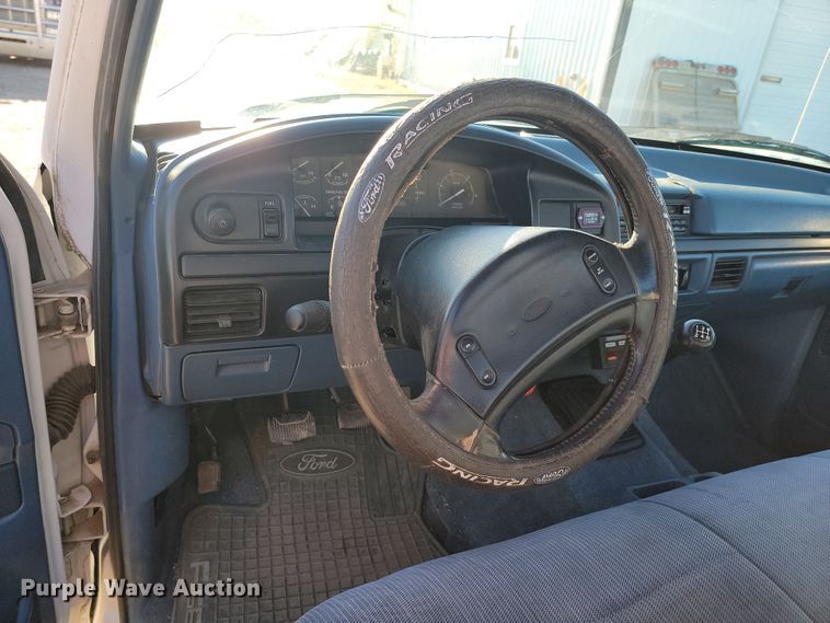 image for item JC9720 1997 Ford F450 Super Duty XLT  tow truck