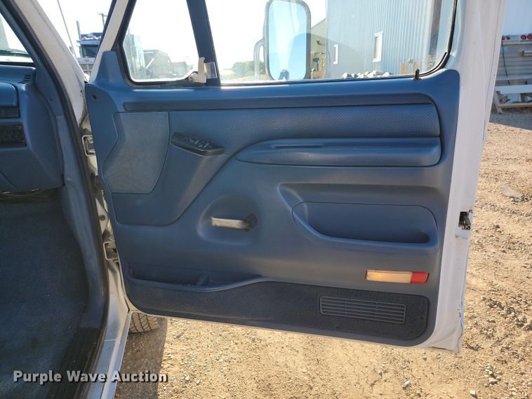 image for item JC9720 1997 Ford F450 Super Duty XLT  tow truck