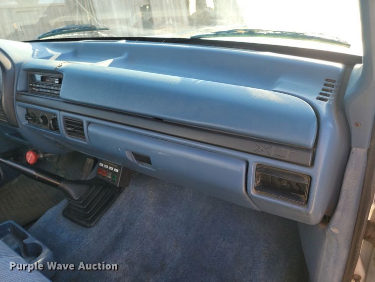 image for item JC9720 1997 Ford F450 Super Duty XLT  tow truck