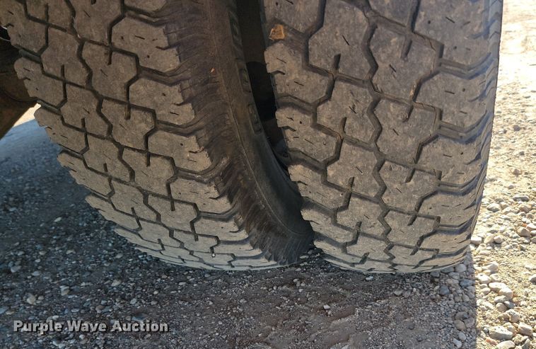 image for item JC9720 1997 Ford F450 Super Duty XLT  tow truck