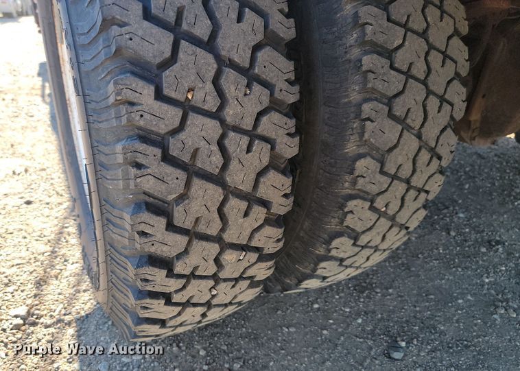 image for item JC9720 1997 Ford F450 Super Duty XLT  tow truck