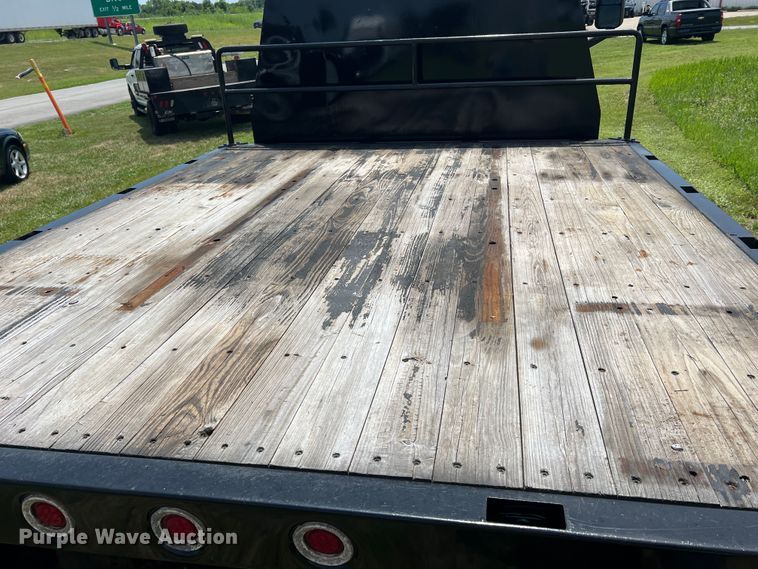 image for item JM9258 2006 GMC C4500  flatbed truck