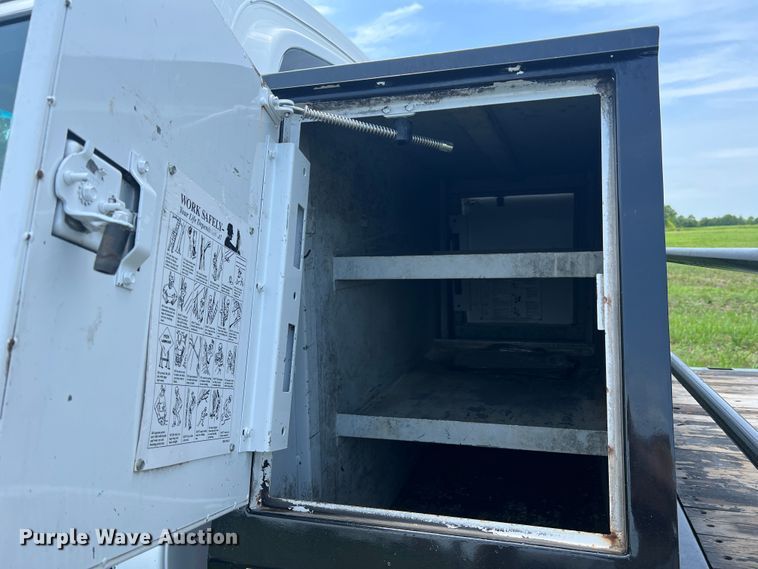 image for item JM9258 2006 GMC C4500  flatbed truck