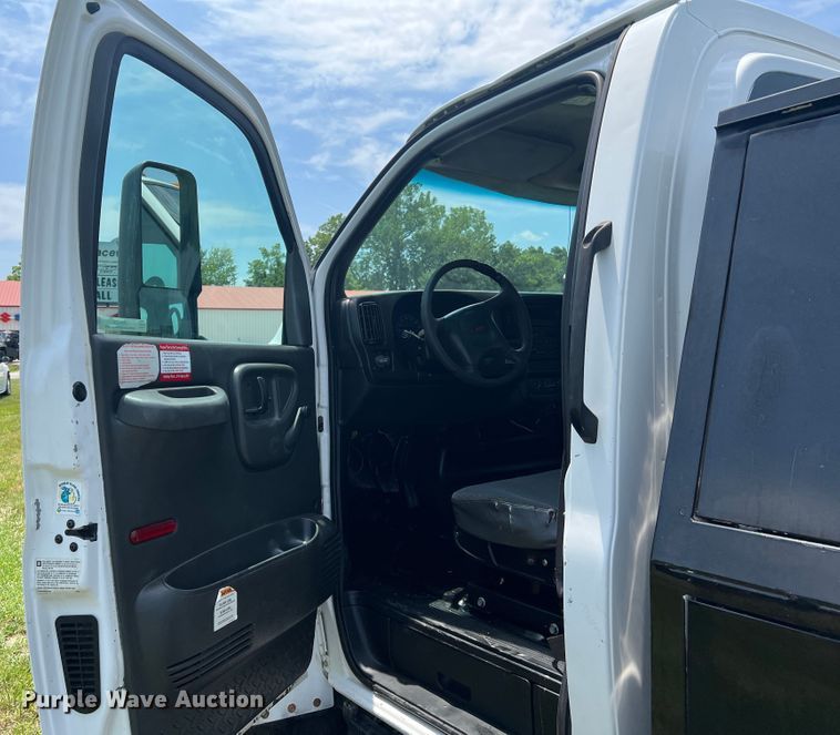 image for item JM9258 2006 GMC C4500  flatbed truck