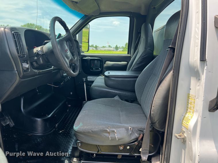 image for item JM9258 2006 GMC C4500  flatbed truck