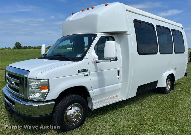 image for item JM9265 2011 Ford E350 Super Duty  shuttle bus