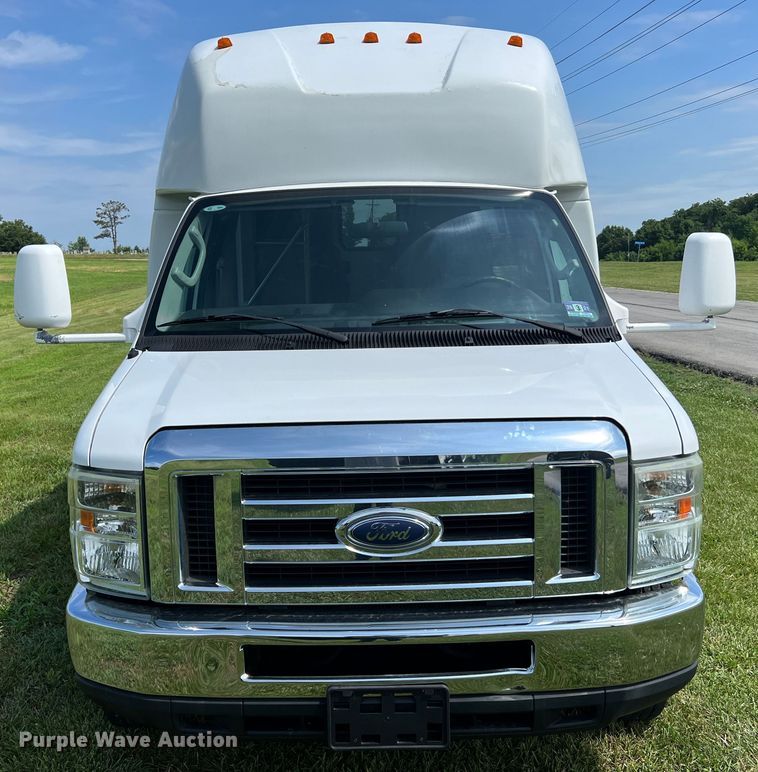 image for item JM9265 2011 Ford E350 Super Duty  shuttle bus