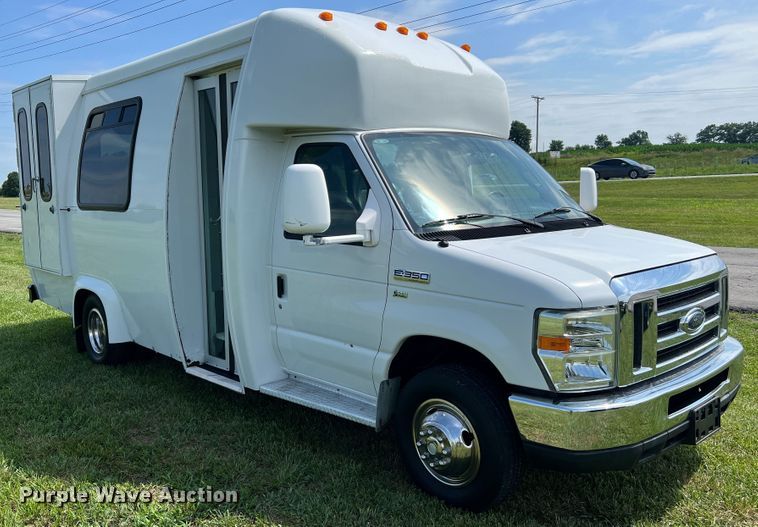 image for item JM9265 2011 Ford E350 Super Duty  shuttle bus