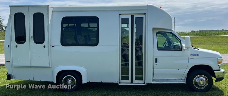 image for item JM9265 2011 Ford E350 Super Duty  shuttle bus