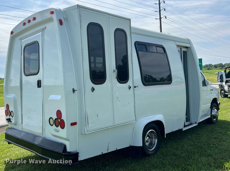 image for item JM9265 2011 Ford E350 Super Duty  shuttle bus