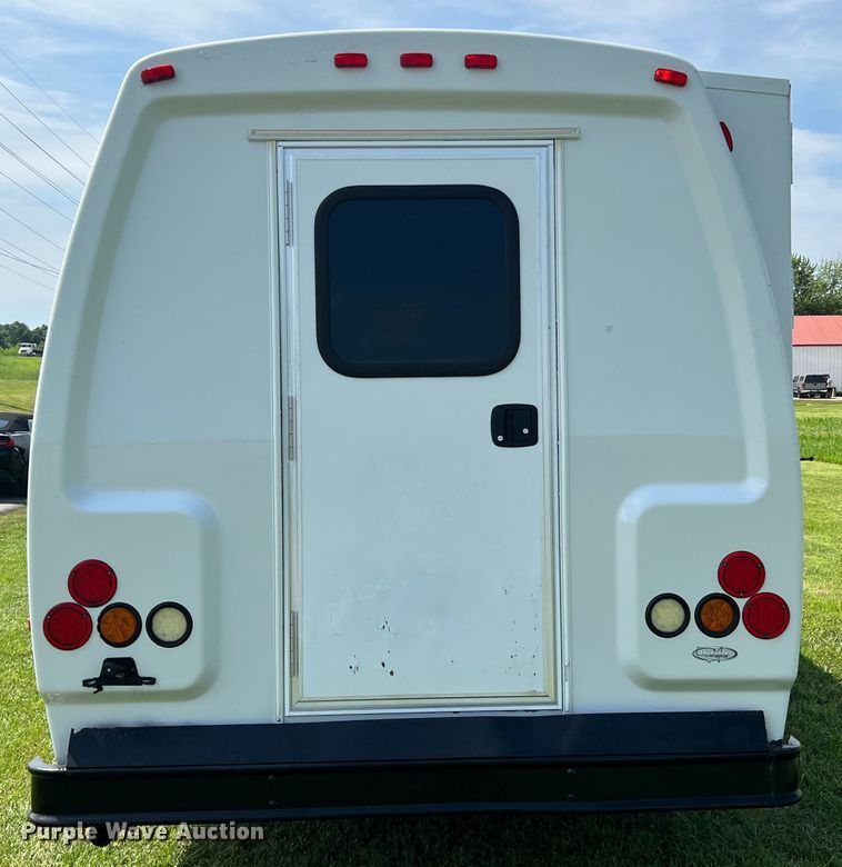 image for item JM9265 2011 Ford E350 Super Duty  shuttle bus