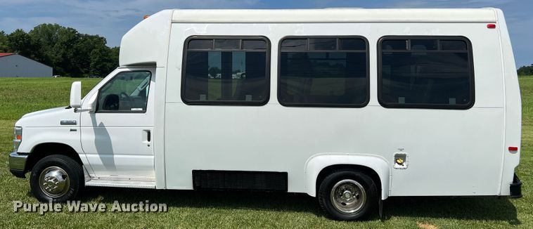 image for item JM9265 2011 Ford E350 Super Duty  shuttle bus