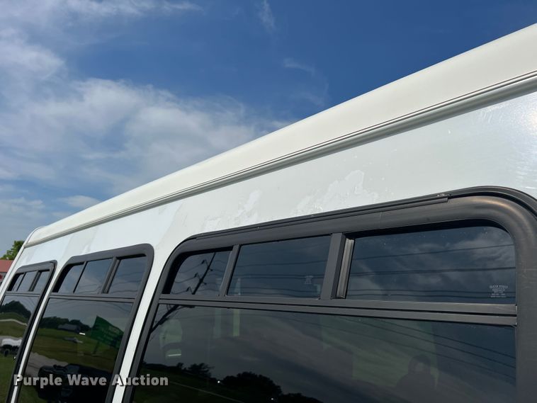 image for item JM9265 2011 Ford E350 Super Duty  shuttle bus