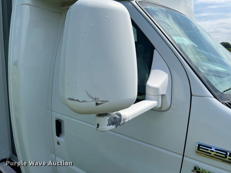 image for item JM9265 2011 Ford E350 Super Duty  shuttle bus