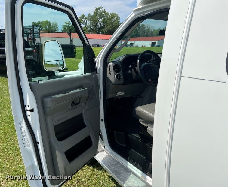 image for item JM9265 2011 Ford E350 Super Duty  shuttle bus