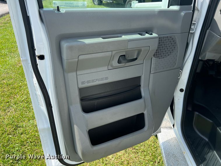 image for item JM9265 2011 Ford E350 Super Duty  shuttle bus