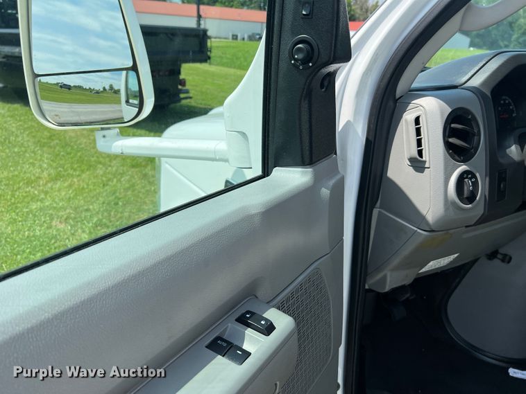 image for item JM9265 2011 Ford E350 Super Duty  shuttle bus