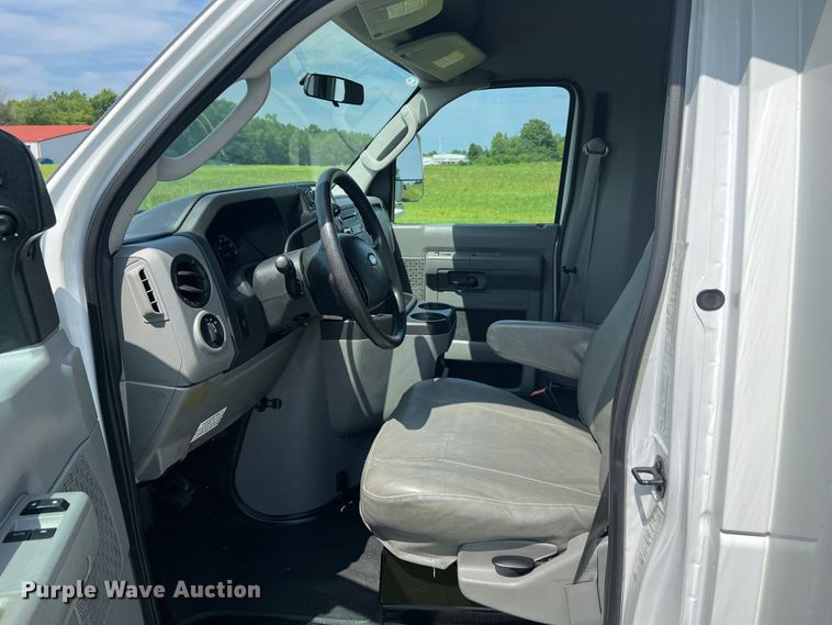 image for item JM9265 2011 Ford E350 Super Duty  shuttle bus