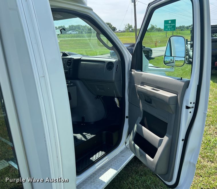 image for item JM9265 2011 Ford E350 Super Duty  shuttle bus