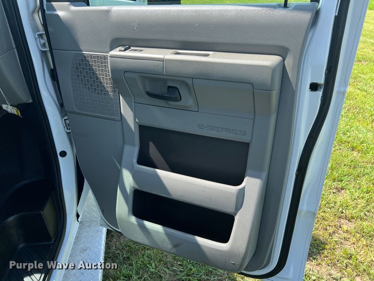 image for item JM9265 2011 Ford E350 Super Duty  shuttle bus