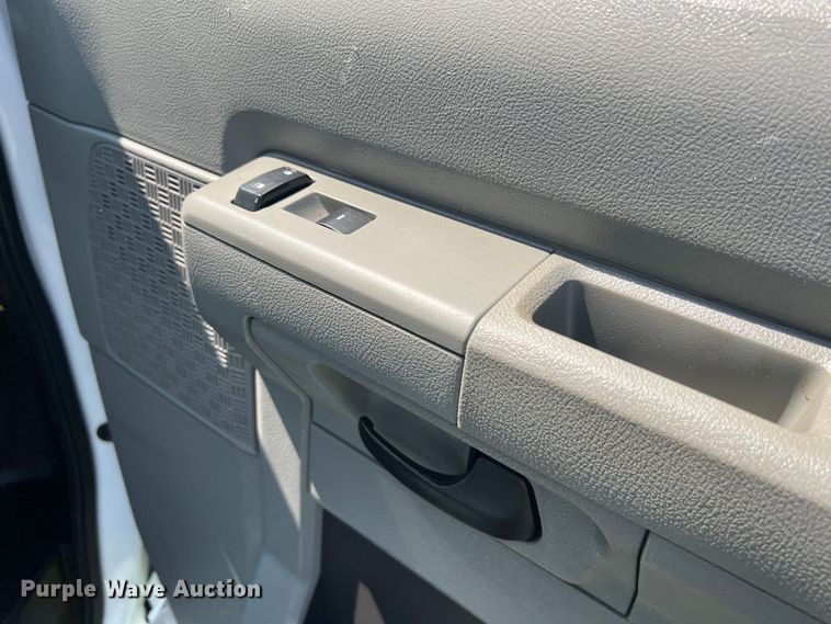 image for item JM9265 2011 Ford E350 Super Duty  shuttle bus