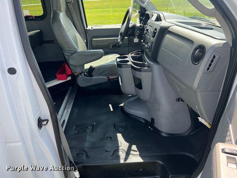 image for item JM9265 2011 Ford E350 Super Duty  shuttle bus