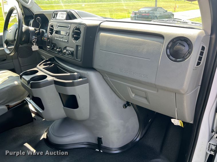 image for item JM9265 2011 Ford E350 Super Duty  shuttle bus