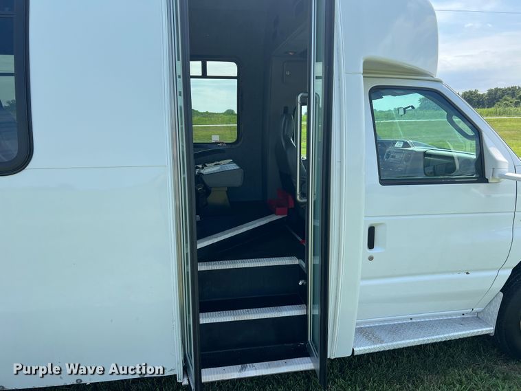 image for item JM9265 2011 Ford E350 Super Duty  shuttle bus