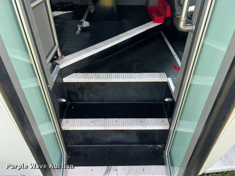 image for item JM9265 2011 Ford E350 Super Duty  shuttle bus