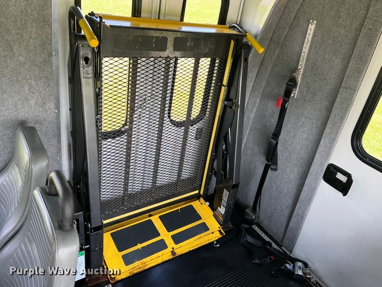 image for item JM9265 2011 Ford E350 Super Duty  shuttle bus