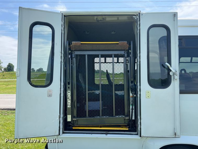 image for item JM9265 2011 Ford E350 Super Duty  shuttle bus