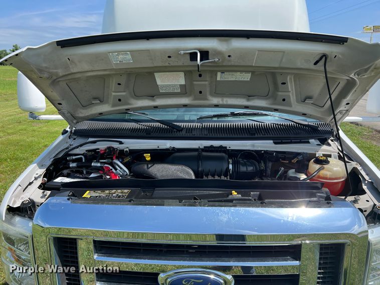 image for item JM9265 2011 Ford E350 Super Duty  shuttle bus