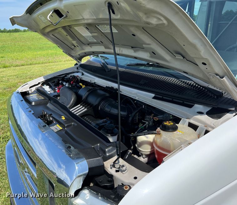 image for item JM9265 2011 Ford E350 Super Duty  shuttle bus