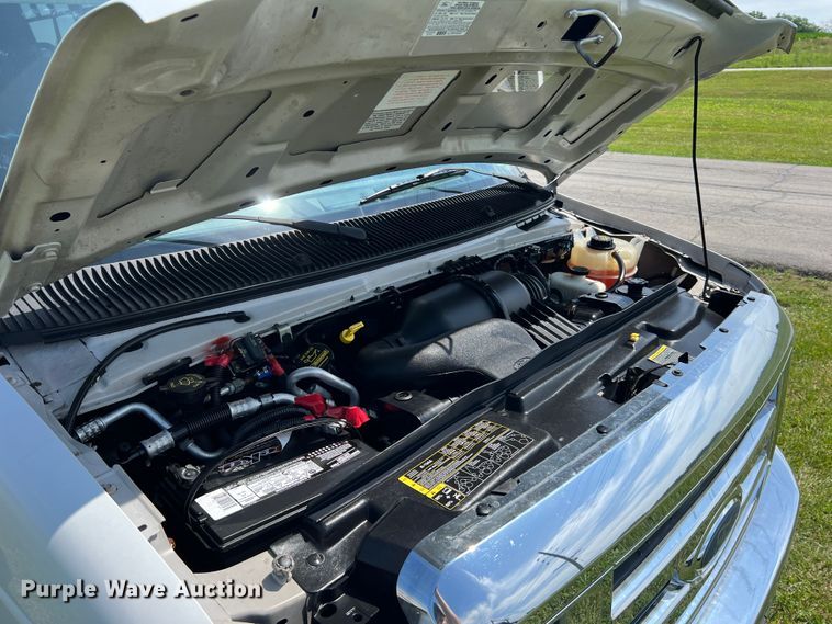 image for item JM9265 2011 Ford E350 Super Duty  shuttle bus