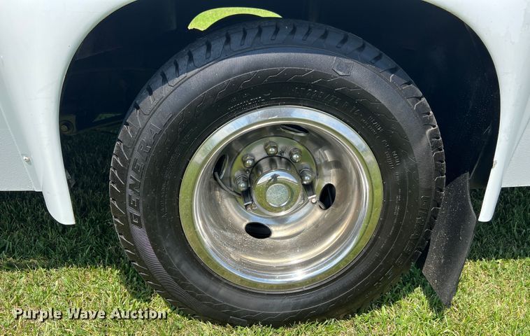 image for item JM9265 2011 Ford E350 Super Duty  shuttle bus